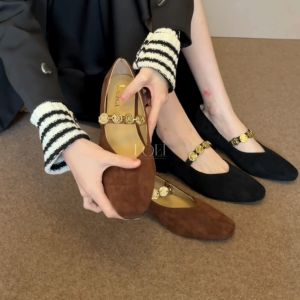 LOEI Yovela Sepatu Mary Jane Modern Berbahan Suede Rantai Emas 1463