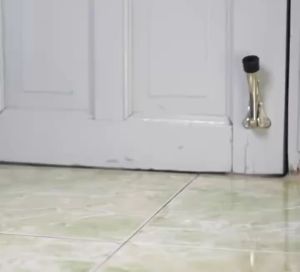 Chặn cửa chân móng ngựa có lẫy gạt chống va đập cửa ở bất kì vị trí