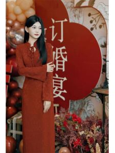 ชุดกี่เพ้าสีแดงสำหรับแต่งงานสไตล์จีนใหม่ฤดูใบไม้ร่วงและฤดูหนาว กระโปรงยาวทรงเข้ารูปแบบลำลอง เดรสคอวีแขนยาว