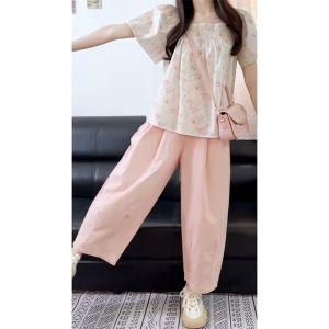 ชุดเสื้อเชิ้ตโพลีเอสเตอร์ฤดูร้อนที่ทันสมัยพร้อมกางเกงขาสั้นที่เข้ากัน ชุดสองชิ้นของผู้หญิงลําลองและมีสไตล์เพื่อลดอายุ