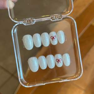 เล็บเจลสีขาวมุกเพ้นท์ลายโบว์น่ารักๆ สีสวยขาวมุกคลีนๆ เล็บทรงอัลมอนด์สั้น