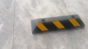 CHẶN BÁNH XE BẰNG CAO SU MÀU VÀNG ĐEN PHẢN QUANG kích thước 550mm x 150mm x 110mm