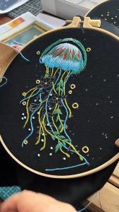 การ์ตูนแมงกะพรุน DIY ชุดเย็บปักถักร้อยเย็บปักถักร้อยวัสดุที่ทำด้วยมือแพคเกจ DIY การ์ตูนแมงกะพรุนเย็บปักถักร้อยอุปกรณ์งานฝีมือสำหรับผู้เริ่มต้นรวมถึงเย็บปักถักร้อยผ้าห่วงแขวนวาดเข็มและด้ายชุดตกแต่งบ้านภาพวาด