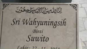 BATU NISAN DUDUKAN MUSLIM/NON MUSLIM BAHAN MARMER UJUNG PANDANG