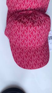 Mũ lưỡi trai MICHAEL KORS hat 538801C red màu đỏ Logo hồng MK in trên nền vải đặc trưng của Mỹ