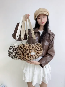 MOUSSON  กระเป๋าสะพายข้างขนเทียมนุ่มพร้อมโซ่สไตล์ชิค รูปทรงหมอนทันสมัยสำหรับแต่งตัวประจำวัน