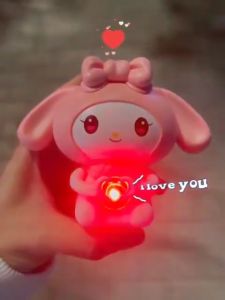 ตุ๊กตา Sanrio ตุ๊กตาพูดได้ ซินามอโรล Kuromi มีไฟเรืองแสง พวงกุญแจพูดได้ จี้ตุ๊กตาการ์ตูน ของขวัญปีใหม่ ของขวั วันวาเลนไทน์ แฟนสาว อุปกรณ์ของขวัญ