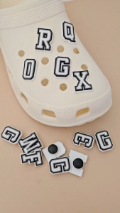 Charm gắn dép mẫu chữ cái nền trắng viền đen sticker gắn dép sục
