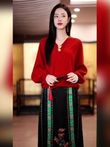 เสื้อสเวตเตอร์สีแดงสำหรับปีใหม่ปีมังกร 2024 เสื้อผ้าผู้หญิงฤดูหนาว แขนยาว ปกติ ทรงเข้ารูป กระดุม คอวี แขนยาว เสื้อผ้าทำงาน