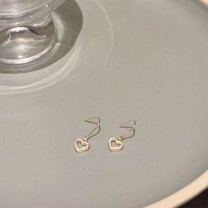 ต่างหูรูปหัวใจสีทอง Dora เรียบหรู ขนาดเล็กสําหรับผู้หญิง ทันสมัย สไตล์เกาหลี เครื่องประดับโลหะผสมเครื่องประดับหู