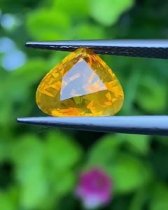 พลอย บุษราคัม Yellow Sapphire 4.07 กะรัต (Cts.) พร้อมใบเซอร์ พลอยแท้ อัญมณีมงคลประจําวันเกิด เครื่องประดับพลอย