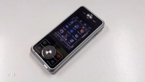 Motorola E6e 2.4 นิ้ว GSM Bluetooth 2.1 MP3 2MP กล้อง 1000mAh แบตเตอรี่ซิมเดียวเพลง โทรศัพท์มือถือ