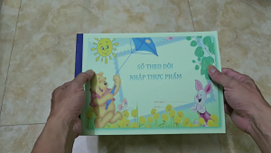 Sổ theo dõi nhật thực phẩm mẫu giáo với hình ảnh Winnie the Pooh và Piglet nền hoa và mặt trời dành cho trẻ nhỏ.