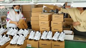 ใหม่ ผู้ชาย รองเท้าเทรนด์ฤดูร้อนระบายอากาศตาข่ายรองเท้ากีฬาลำลองวิ่งร้อย พียู+ตาข่าย รองเท้ากีฬาสีขาวและสีเทา