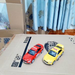 Xe ô tô taxi đồ chơi trẻ em bằng sắt chạy cót có âm thanh và đèn xe mở cửa mô hình tỉ lệ 1:32