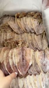 Mực khô size 45 - 50 con/kg. Quy cách đóng gói 200g.