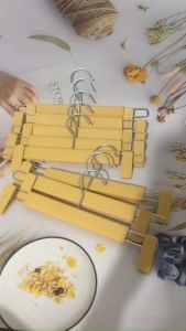 combo 10 kẹp nhưạ vàng dài 35 cm nam nữ đầu moc xoay 360 chuyên dùng cho các shop thời trang và gia đình