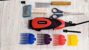 Gemei ชุดปัตตาเลี่ยนตัดขนสุนัขและขนสัตว์แบบสาย 2.5 เมตร ใบมีดสเตนเลสกว้าง 45 มม. เซาะร่อง GM-1023 สําหรับช่างมืออาชีพ พร้อมอุปกรณ์ครบชุด - สีแดง