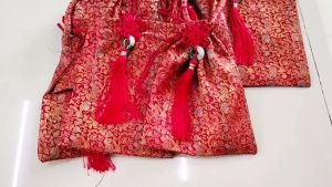 ถุงหูรูด ถุงสีแดง ลายจีน ถูกพักผ่อนในกระเป๋าคล้องมื้อ ลายจีนมาใหม่