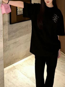 เสื้อยืดคอกลมแขนสั้นผ้าฝ้ายลายปักสีดำหลวมๆ สำหรับผู้ชายและผู้หญิง ฤดูใบไม้ผลิและฤดูร้อน ปี 2025 แฟชั่นสตรีท คอลเลกชั่นฤดูร้อน