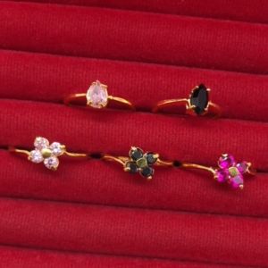 แหวนทองฝังพลอย สีชมพู ดำทรงหยดน้ำ ดอกไม้ ตัวเรือนสีทอง เสริมบารมี ใส่ได้ทุกโอกาส ทำจากทองเหลือง, งานสวย