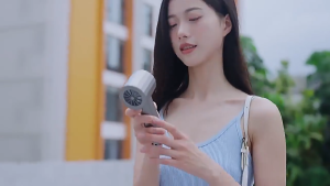 NYkTlwuI พัดลมมือถือแบบแขวนคอ พัดลมพกพาขนาดเล็ก ลมแรง 5 ระดับ ชาร์จไฟผ่าน USB ได้ พกพาสะดวกและปรับได้ เหมาะสำหรับใช้กลางแจ้ง