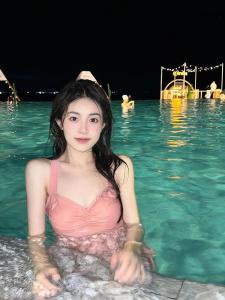 ชุดว่ายน้ำสำหรับผู้หญิง สไตล์ลำลอง แขนกุด พิมพ์ลายทาง สีพื้น เอวสูง ชุดว่ายน้ำสไตล์สตรีทสำหรับสวนสนุก