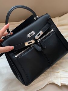 Vintage Leather Handbag Large Capacity Shoulder Crossbody Bag for Women Soft Cowhide Bag with Lock Buckle Casual Style Handbag