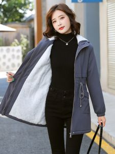 เสื้อแจ็คเก็ตขนแกะหนา 2024 สำหรับผู้หญิง ทรงหลวม สไตล์เกาหลี ฤดูหนาว เสื้อคลุมยาวปานกลาง แขนยาว ปกโปโล ซิป