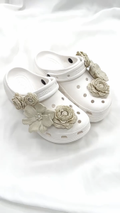 Crocs Jibbitz Charms Hot Selling Tea Tree Flower Shoe Buckle with Detachable Pearl Shoe Chain Decoration for Crocs