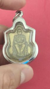 เหรียญในหลวงร.9ประทับนั่งบัลลังค์ เนื้อทองเหลือง ปี2539 บล็อกนิยม กระบี่ยาว กรอบสแตนเลสแท้ แถมฟรีผ้ายันต์