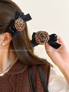 คลิปผมลายเสือดาวสไตล์วินเทจฝรั่งเศส พร้อมโบว์ดอกไม้ ทรงทันสมัย สายรัดผมสไตล์มิลเลนเนียลหวานและเท่สำหรับสาวๆ