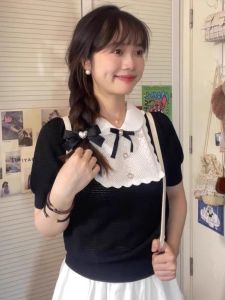 เสื้อยืดคอปกตุ๊กตาผูกโบว์สไตล์ฝรั่งเศส แขนสั้น ถัก แขนสั้น คอปกตุ๊กตา ผู้หญิง หวาน ลดอายุ แฟชั่นสตรีท ฤดูร้อน 2025