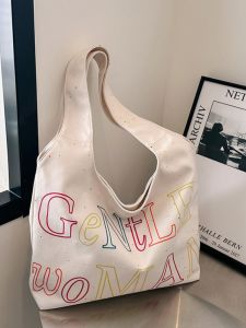 กระเป๋าผ้าใบพิมพ์ลายตัวอักษรความจุขนาดใหญ่ กระเป๋าสะพายไหล่ข้างเดียวสำหรับคุณแม่ กระเป๋าช้อปปิ้งแบบทันสมัย วัสดุผ้าใบ