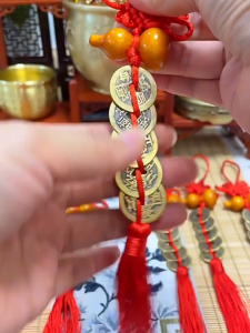 已开光 招财 五帝钱挂件真品纯铜门对门桃木葫芦压门槛招财转运吉祥中国结摆件礼物 Authentic Pure Copper Five-Emperor Coin Pendant for Attracting Wealth Opposite Door Peach Wood Gourd Pressing The Threshold Auspicious Chinese Knot Ornament Gift for Attracting Wealth and Changing Luck