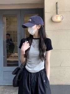 เสื้อทีเชิ้ตสีตัดกันแบบปะต่อสีดำและสีขาวเสื้อตัวสั้นสำหรับคนตัวเล็กสาวแซ่บสไตล์อเมริกันผู้หญิงแขนสั้นไหล่ตรงเข้ารูปออกแบบพิเศษแบบอินสตาแกรมสำหรับฤดูร้อน