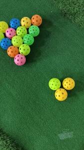 ลูกพีค 26 รู 40 รู PE วัสดุรูบอลในร่มและกลางแจ้ง Pickleball74MM ลูกบอล