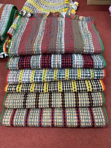 (คละสี) พรมเช็ดเท้า แบบถักเปียทอมือ คละสี  ผืนใหญ่ ผ้าแน่น  ซับน้ำได้ดี    (ฝีมือกลุ่มชุมชน จังหวัดศรีสะเกษ) 🎯ทำความสะอาดง่ายโดยสะบัดฝุ่นออก  🎯ล้างทำความสะอาดด้วยน้ำ หรือผงซักฟอก 🎯ซักมือหรือลงเครื่องปั่นได้