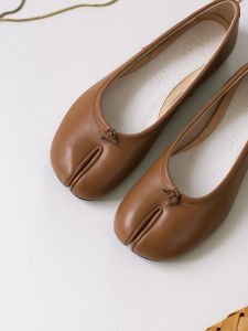 รองเท้าส้นแบนแบบสวมหัวกลมหนังแท้สไตล์ย้อนยุคสำหรับผู้หญิงในฤดูใบไม้ผลิและฤดูใบไม้ร่วง รองเท้าบัลเลต์แบบสวมหัวกลม