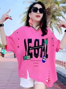 เสื้อยืดแขนสั้นผู้หญิงไซส์ใหญ่ ทรงหลวม ทรงไม่สมมาตร รุ่นใหม่ ฤดูร้อน 2025 เสื้อผ้าทำงานสไตล์เกาหลี ลายตัวอักษร ผ้าฝ้าย 100%