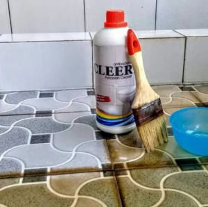 CLEER - Pembersih kerak lantai kamar mandi 500 ml.
