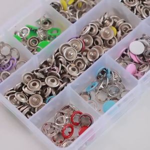 ชุดตอกพร้อมกระดุม 200 ชุด ชุดคีมติดกระดุมแป๊ก ชุดกระดุมแป๊ก DIY พร้อมคีมตาไก่ คีมกดหัวเข็มขัดห้าแฉก มิตรสำหรับสิ่งแวดล้อม ถูกสร้างขึ้นโดย Companies