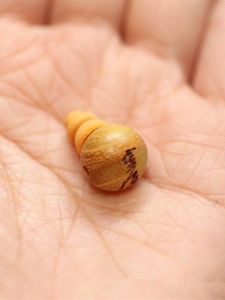 ไม้จันทน์สีทองสามตัวอักษรพระพุทธรูปพระพุทธรูป Tower Spirit Yin เช่นเดียวกับแปดเมล็ด Handstring 18 พระโพธิสัตว์ DIY สร้อยข้อมือ