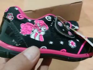 Sepatu Sekolah Anak Perempuan Karakter Kuda & Tips Belanja