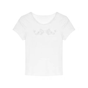 เสื้อยืดแขนสั้นผู้หญิงฤดูร้อนปี 2025 ทรงเข้ารูป ลายดอกไม้ ลูกไม้ คอตั้ง เสื้อผ้าทำงาน แฟชั่นสตรีท ลำลอง สไตล์หวานและเผ็ดร้อน