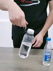 Gantungan Botol Minum Outdoor Klip Carabiner Pengait Botol Minum Mineral Traveling Outdoor Water Bottle Holder Clip Gantung Tas Ransel Bahan Alumunium Aloy dan Silikon Strap Murah untuk Outdoor Climbing