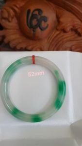 Vòng Cẩm Thạch tự nhiên mới TR LÝ A Sịn 52mm x chột 8mm màu trắng vân xanh lý bóng đẹp nữ 50kg - 54kg đeo có 980k ạ