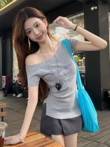GUZILIAN | เสื้อยืดแขนสั้นถักลายตัวอักษรสีเทาสำหรับผู้หญิงในช่วงฤดูร้อน สไตล์เกาหลี ทรงเข้ารูป ดีไซน์เก๋ไก๋ เสื้อผ้าทำงาน