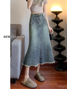 กระโปรงยีนส์ทรงเอเอวสูงสไตล์เกาหลีสำหรับผู้หญิงในช่วงฤดูร้อนปี 2025 ทรงเข้ารูป กระโปรงทรงหางปลา ปลายกระโปรงบิดบัง ความยาวปานกลาง