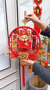 Liễng thần tài lắc lư treo trang trí tết 2026 có cánh hoa bằng gỗ và nhựa ở cửa ra vào kích thước 38cm